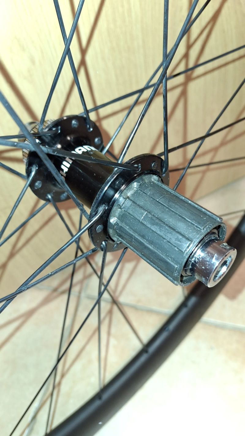 Karbonove zapletene kola Shimano WH-RS 710