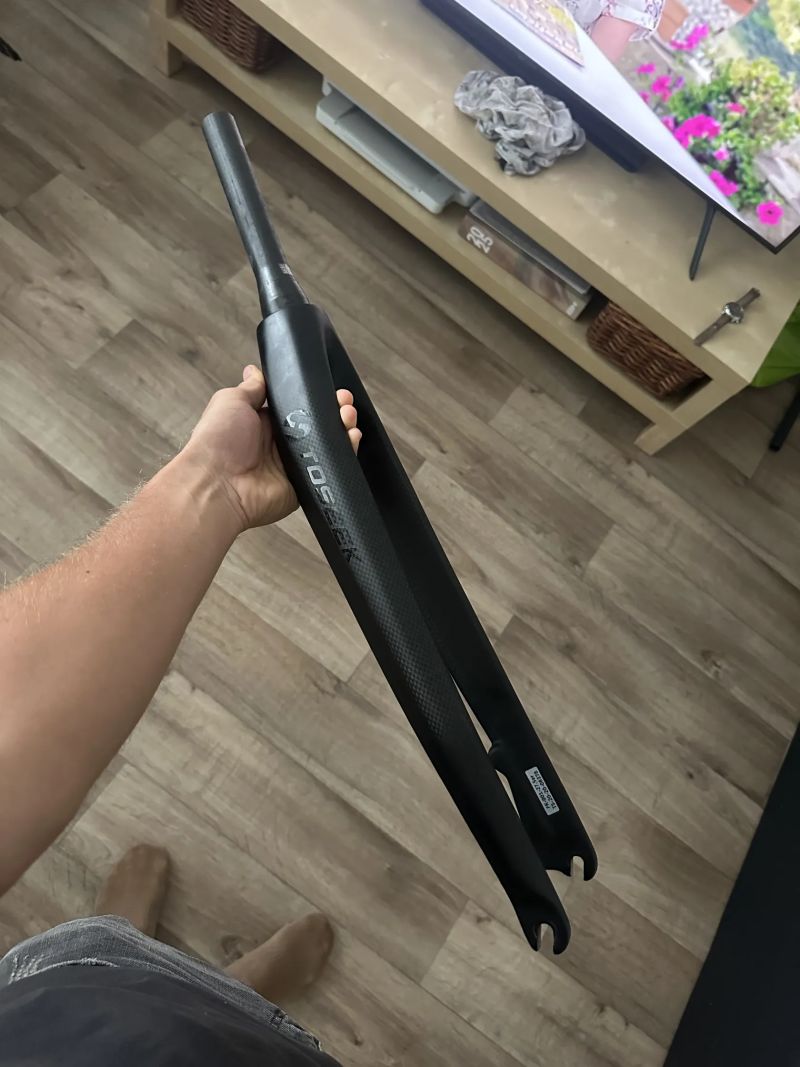 Pevná karbonová vidlice 27,5”