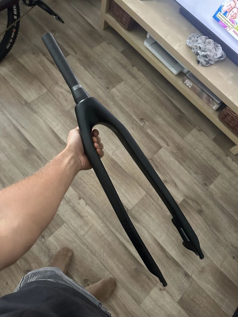 Pevná karbonová vidlice 27,5”