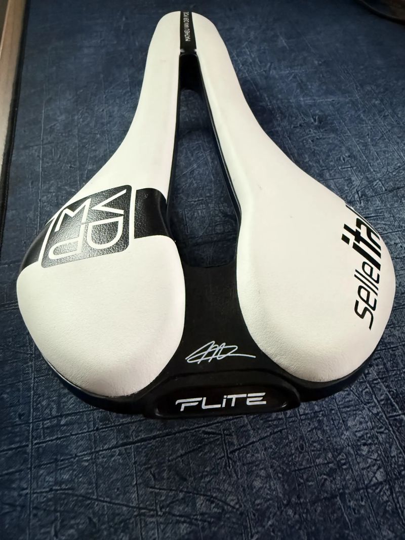 Selle Italia FLITE Boost Superflow Kit Carbon MVDP Edition L3 Carbon +10 mm sedlo bílá