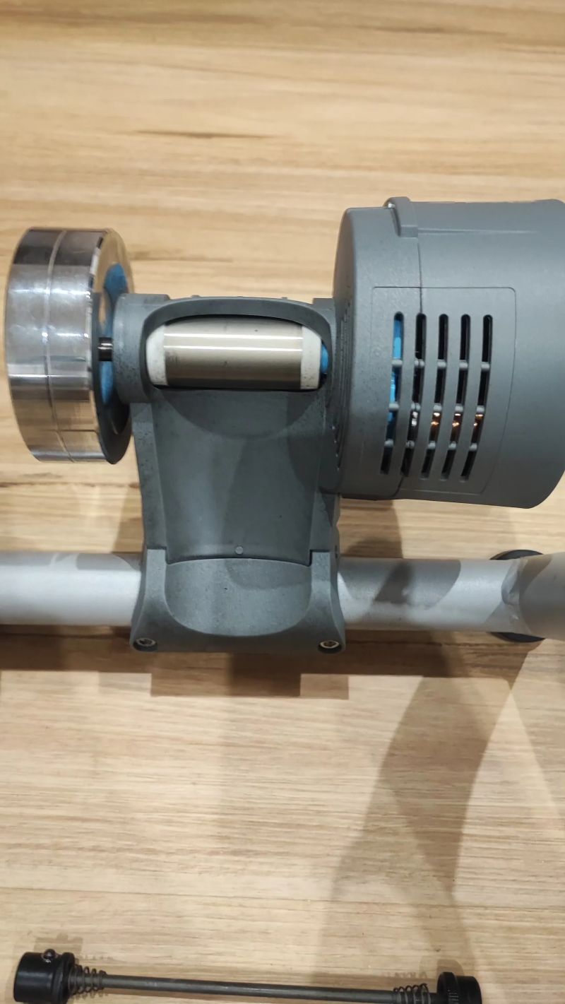 Tacx Flow Smart trainer + 2 trenažérové pláště