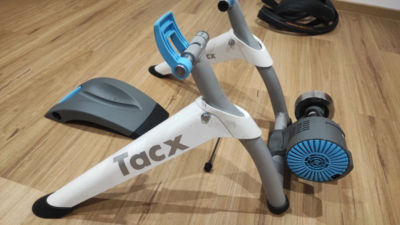 Tacx Flow Smart trainer + 2 trenažérové pláště