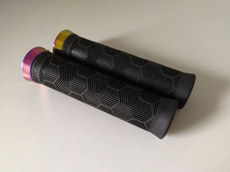 Gripy Bontrager XR Trail Elite demontované z kola - limitka Chameleon