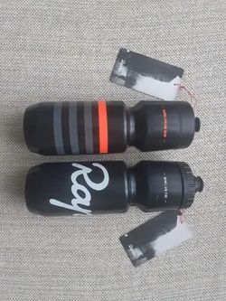 Prodám 2 nové bidony Rapha 0,7 l (1 RCC), PC 20 Euro/ks, cena za oba 500 Kč.