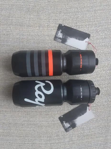Prodám 2 nové bidony Rapha 0,7 l (1 RCC), PC 20 Euro/ks, cena za oba 500 Kč.