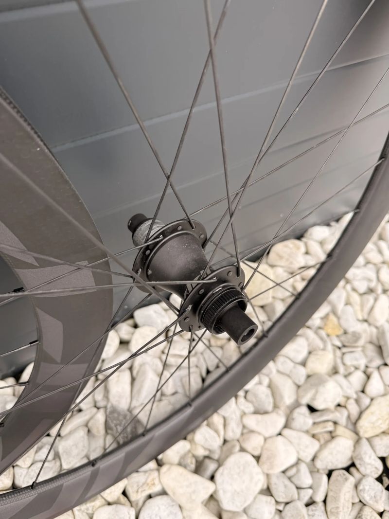 Karbonové silniční/gravel kolo ZIPP 404 Firecrest - 1559 gramů