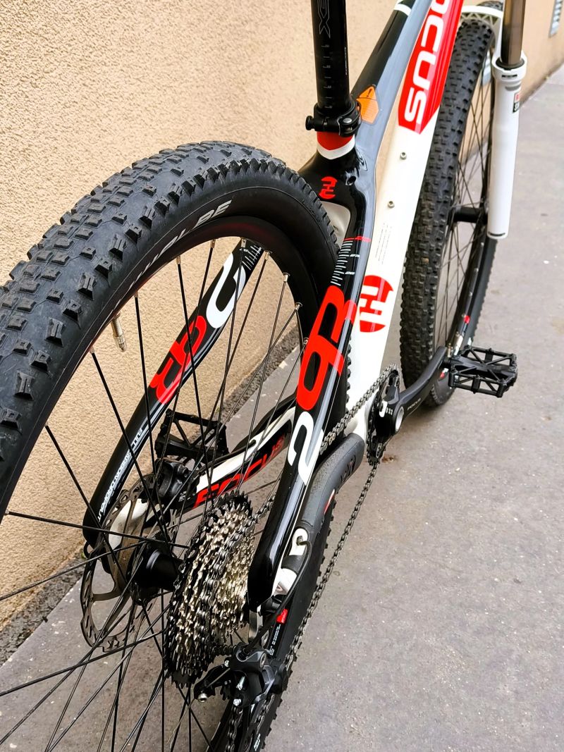 Focus RAVEN 29R 5.0 29" vel. S, carbon, 11,2 kg TOP STAV