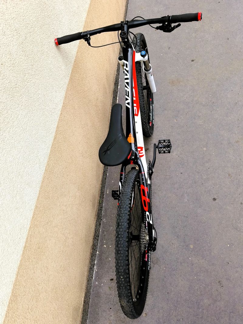 Focus RAVEN 29R 5.0 29" vel. S, carbon, 11,2 kg TOP STAV