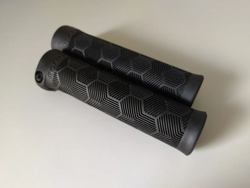 Sedlo Bontrager Arvada demontované z kola + gripy zdarma