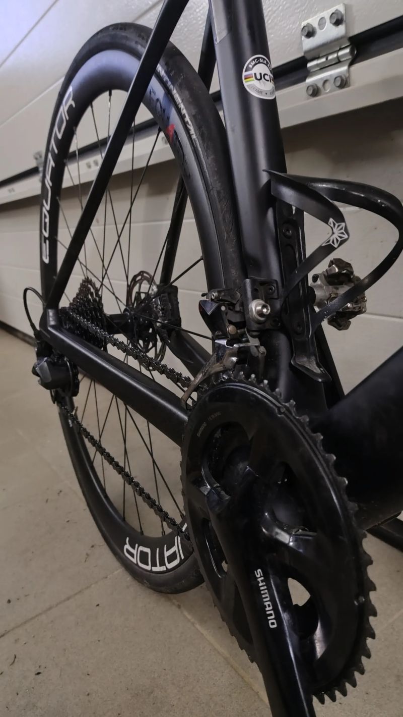 BMC Teammachine SLR Seven v hezkém stavu bez škrábanců,váha 8kg,karbonová kola EQUATOR