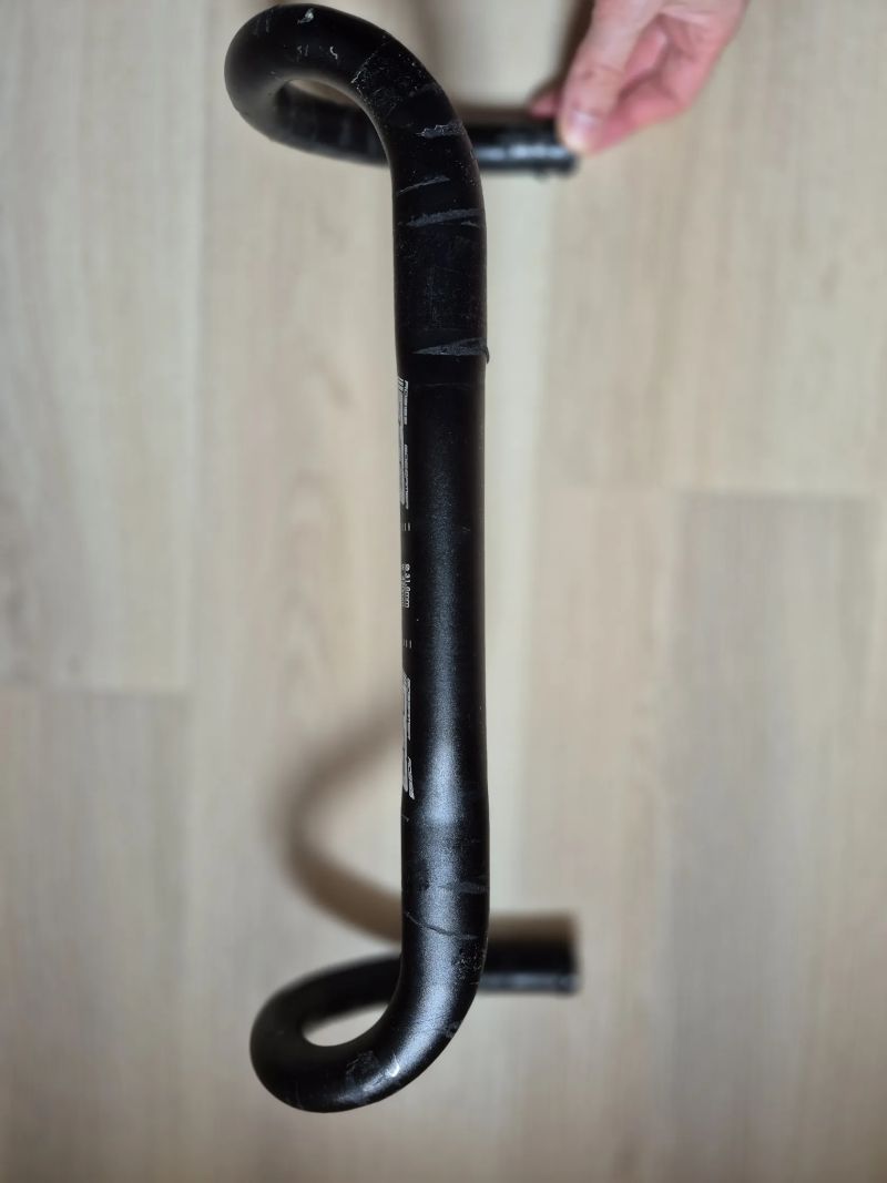 FSA hliníková silniční řídítka 42 cm
