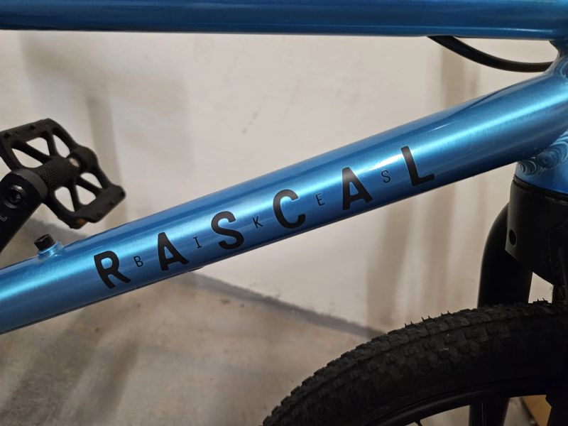 Rascal 16, stojan, ochranná fólie, málo jeté, bez oděrek