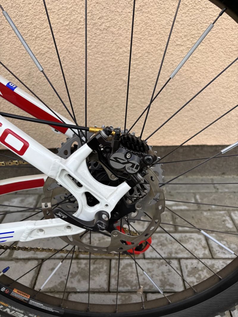 Nadstandardně vybavené Crussis E-Largo 9.5