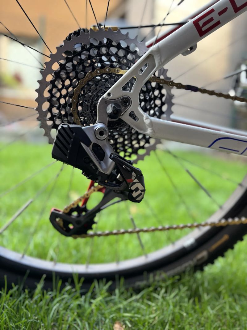 Nadstandardně vybavené Crussis E-Largo 9.5