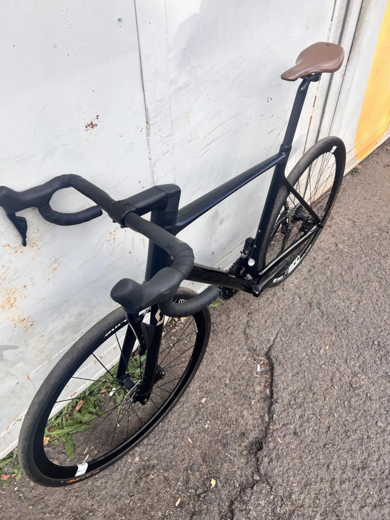 Scott Addict RC 2020 – karbon – vel. XL – Shimano 105 Di2 2×12 (elektrické řazení), DT Swiss P1800