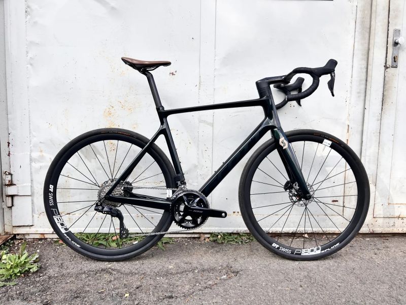 Scott Addict RC 2020 – karbon – vel. XL – Shimano 105 Di2 2×12 (elektrické řazení), DT Swiss P1800