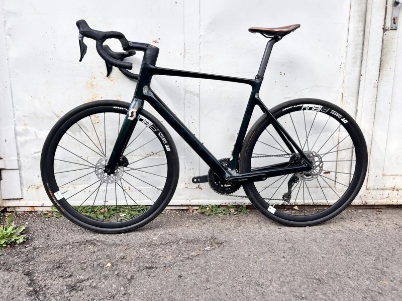 Scott Addict RC 2020 – karbon – vel. XL – Shimano 105 Di2 2×12 (elektrické řazení), DT Swiss P1800