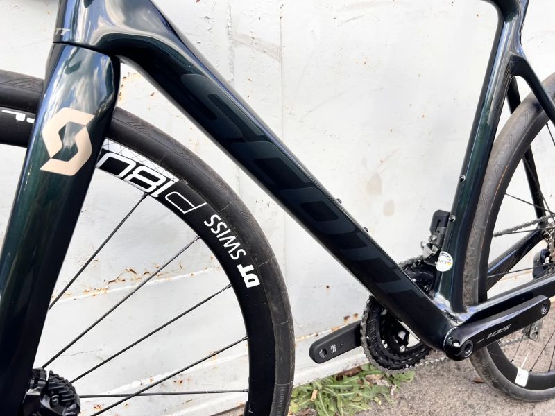 Scott Addict RC 2020 – karbon – vel. XL – Shimano 105 Di2 2×12 (elektrické řazení), DT Swiss P1800