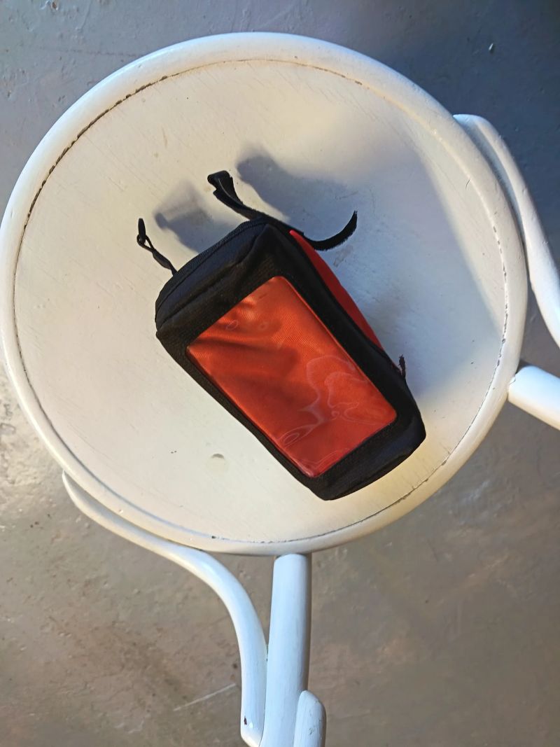 Taštička na mobilní telefon a pumpička Silka
