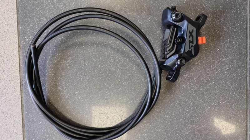 Čtyřpistkový brzdový třmen Shimano SLX 7120 s hadici