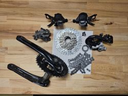 Kompletní sada Shimano 2x10 pro MTB, poskládané z Deore/SLX/XT, hollowtech, ne-boost rám/náboj