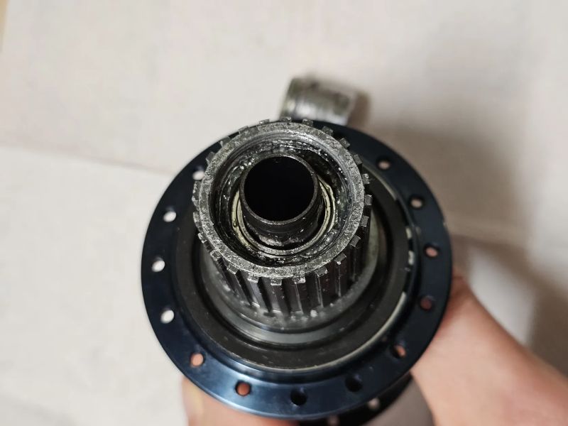 Zadní náboj Shimano SLX FH-M7110, 32 děr, 12x142 mm pro microspline; nefunkční ořech!
