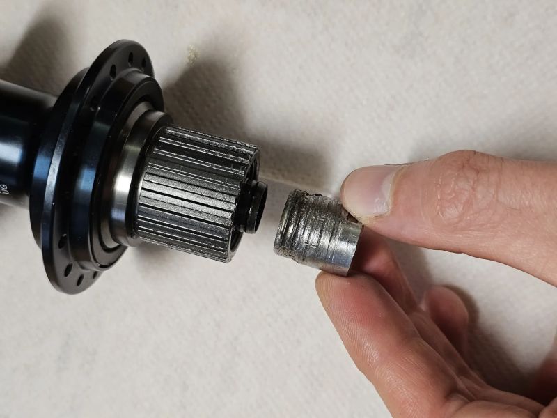 Zadní náboj Shimano SLX FH-M7110, 32 děr, 12x142 mm pro microspline; nefunkční ořech!