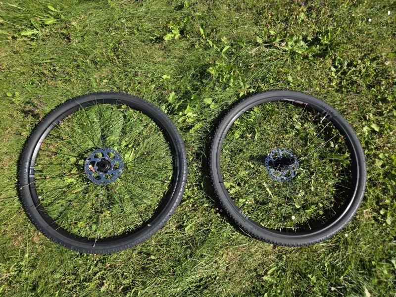 WTB ST i25 TCS a pneumatikami WTB Resolute TCS Light 700x42c, Shimano ořech, 28"