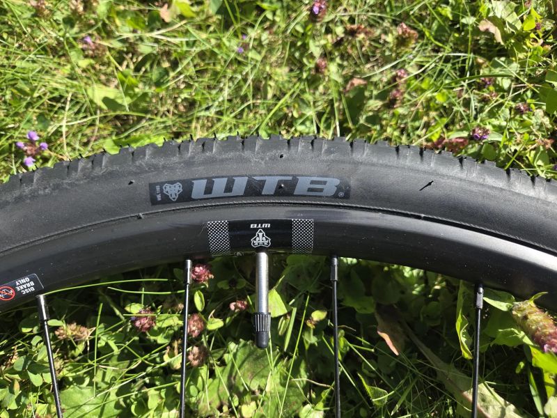 WTB ST i25 TCS a pneumatikami WTB Resolute TCS Light 700x42c, Shimano ořech, 28"