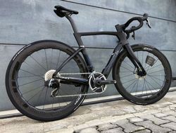 Pinarello Dogma F 2025 (NOVÉ, se Zipp 454 NSW)
