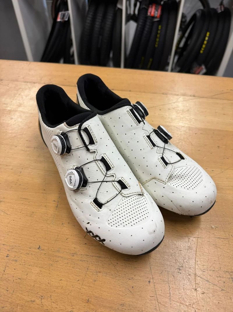 Tretry Bontrager XXX vel. 44 silniční
