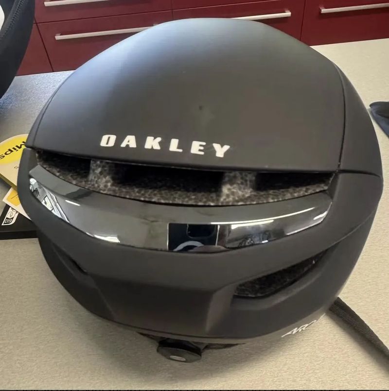 Oakley Aro 7 vel L top prilba Nova Mips