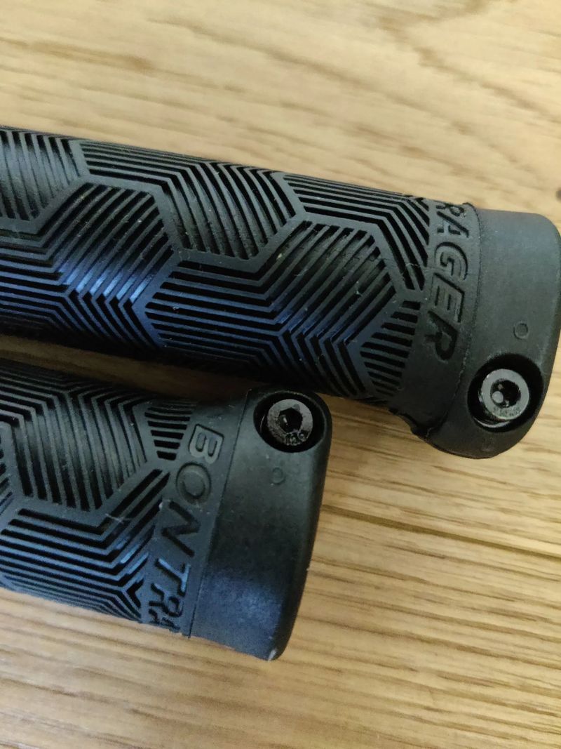 prodám MTB řídítka Bontrager Comp s gripy Bontrager XR trail Comp 