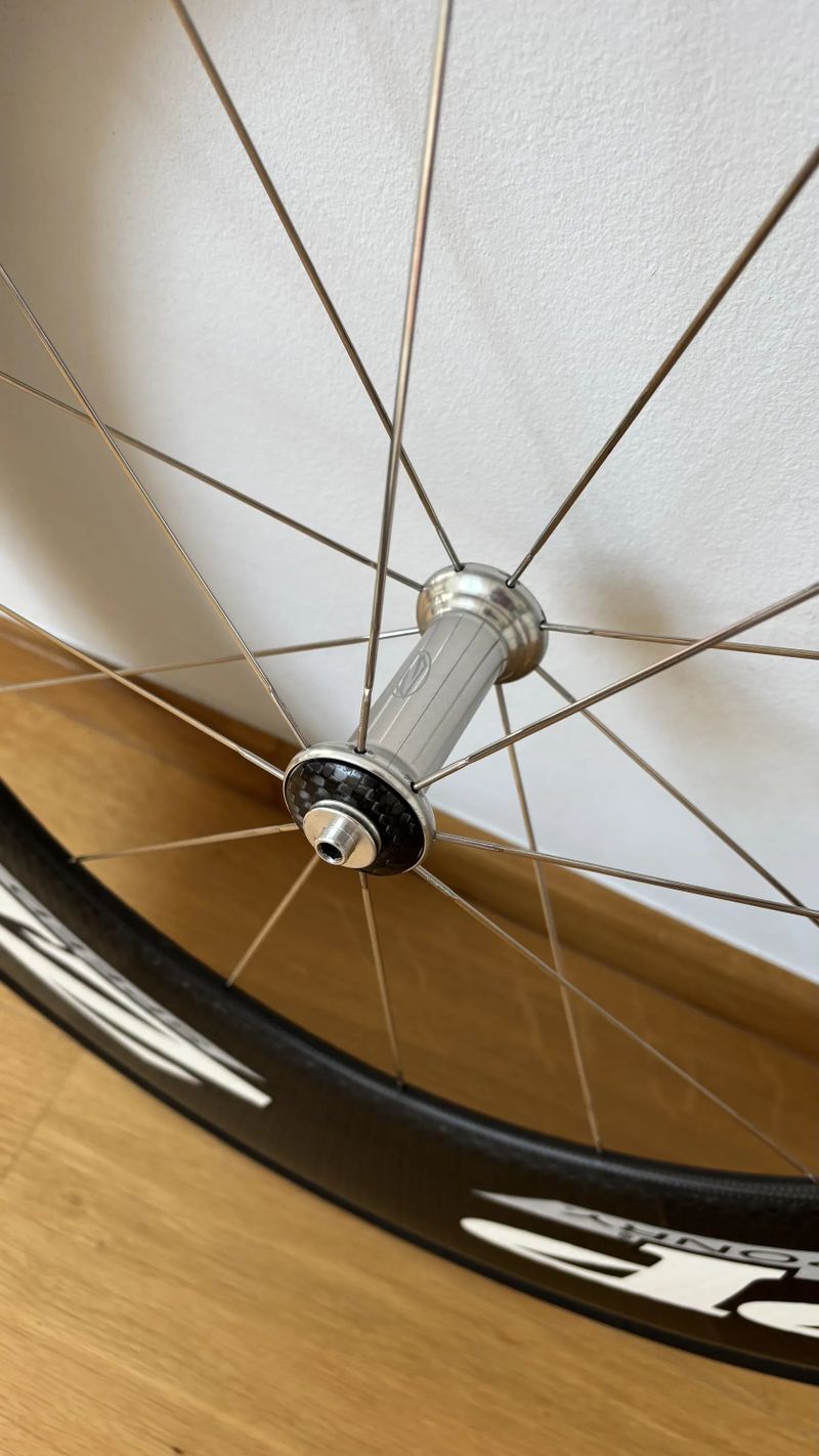 Zapletené přední kolo ZIPP 1080, pro ráfkové brzdy, galusková