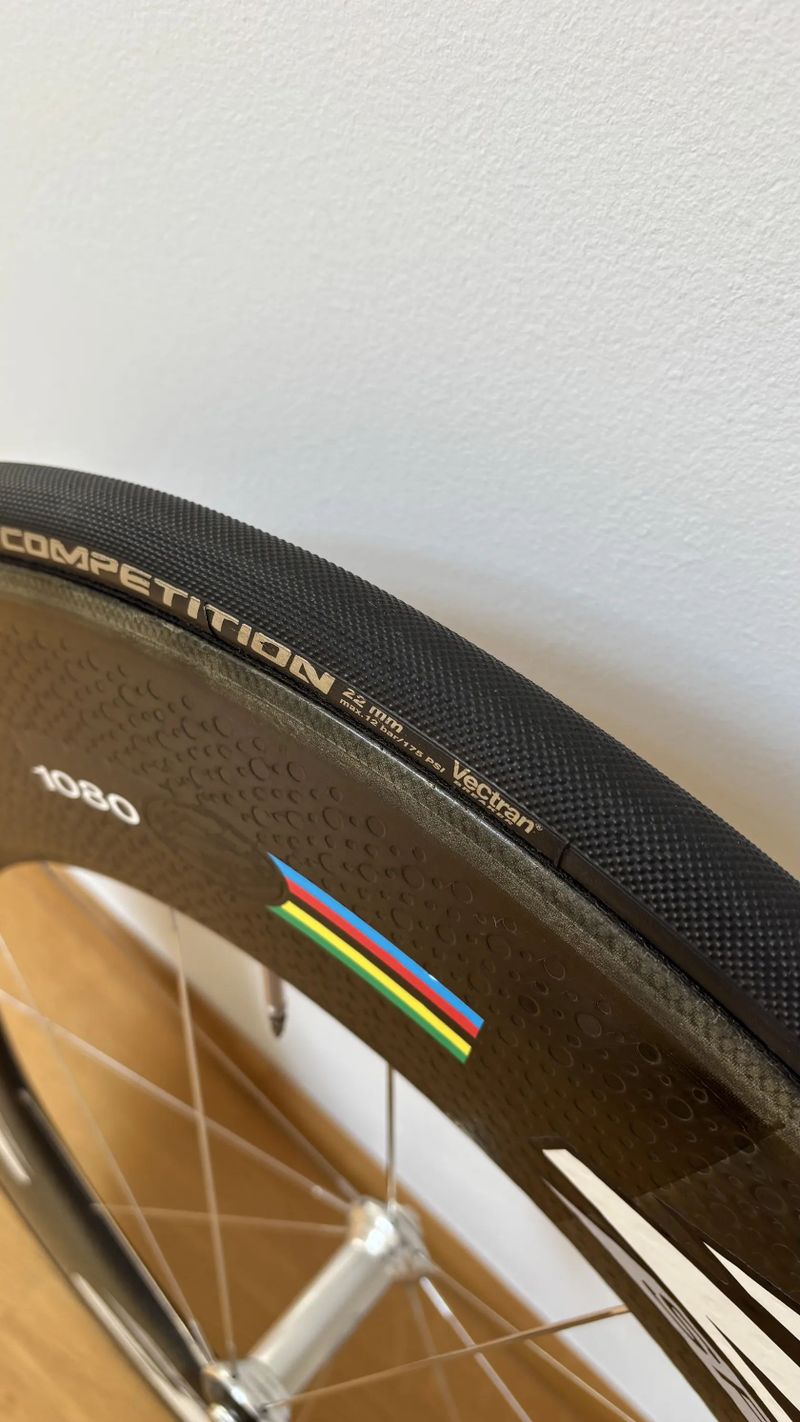 Zapletené přední kolo ZIPP 1080, pro ráfkové brzdy, galusková