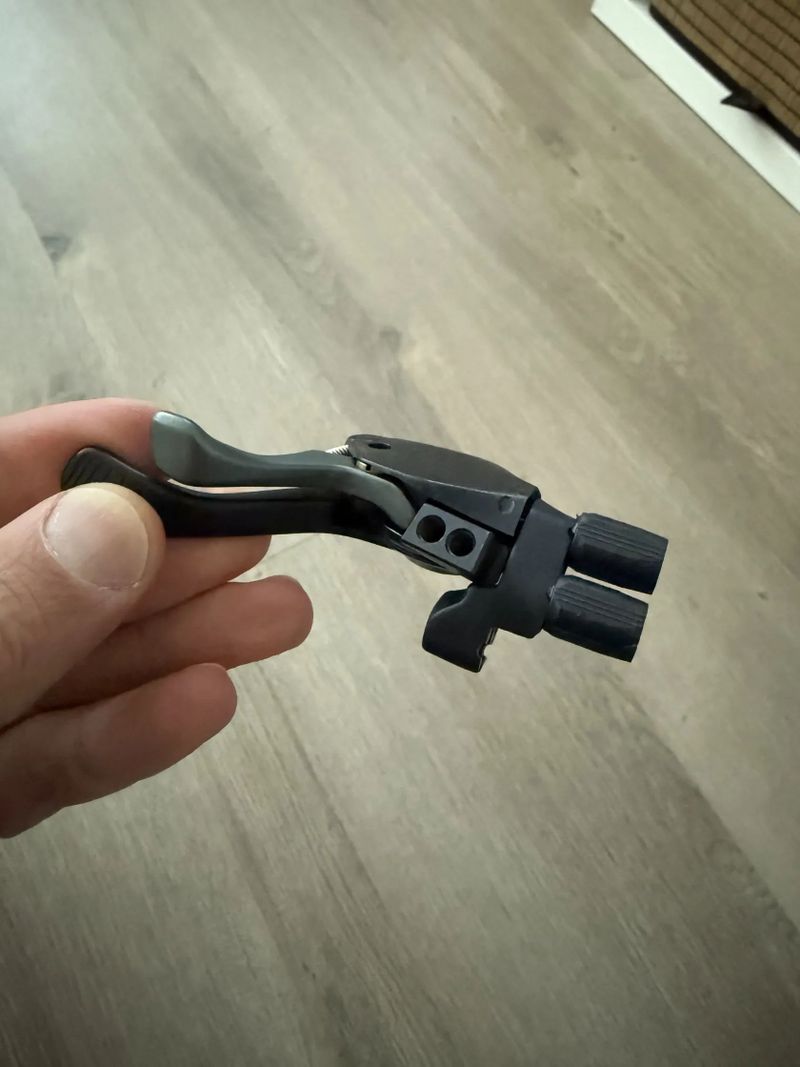 SCOTT dálkové ovládání Twinloc 2 Down Clamp pro odpruženou vidlici, tlumič