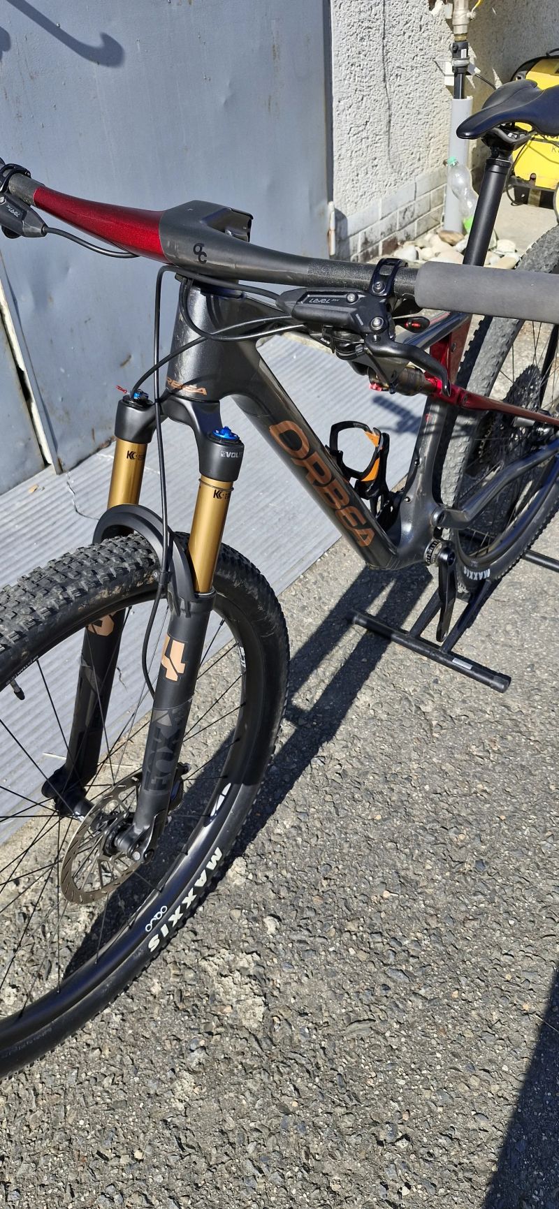 OIZ M-TEAM AXS - 29" Celoodpružené závodní karbonové horské kolo - zdvih 120/120