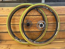 Bezdušová gravel kola DT Swiss R470 db 28" 12*142 a 12*100 HG ořech - Panaracer pláště a kotouče