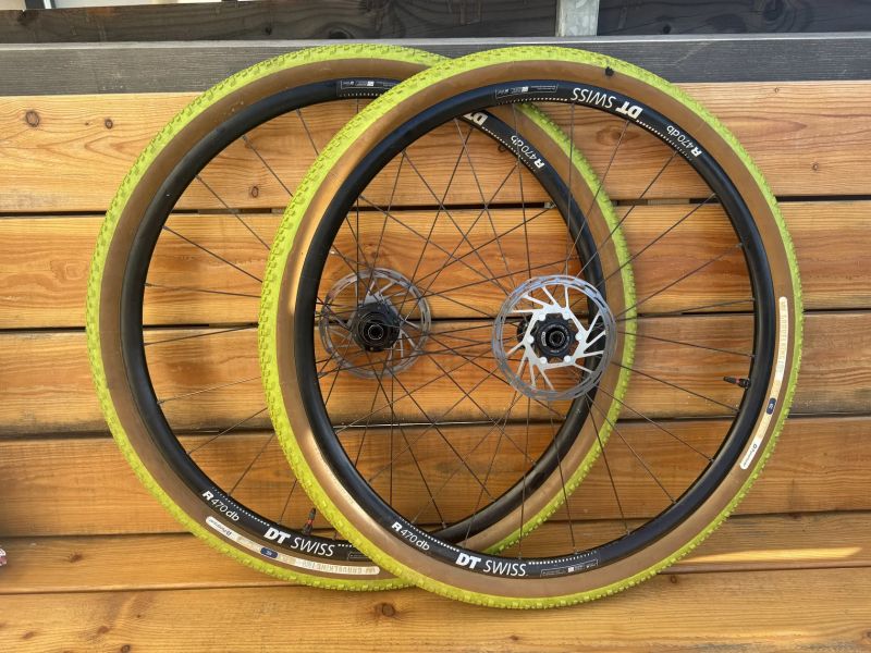 Bezdušová gravel kola DT Swiss R470 db 28" 12*142 a 12*100 HG ořech - Panaracer pláště a kotouče