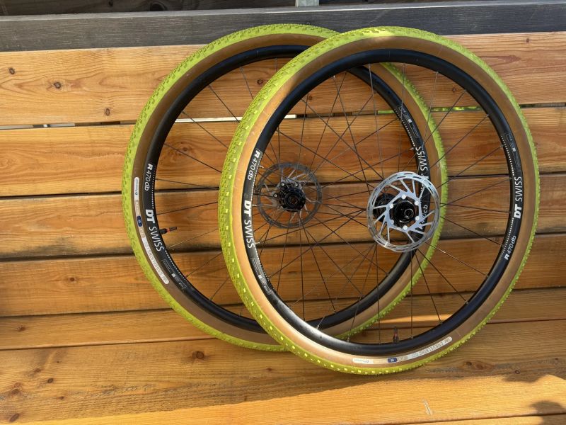 Bezdušová gravel kola DT Swiss R470 db 28" 12*142 a 12*100 HG ořech - Panaracer pláště a kotouče