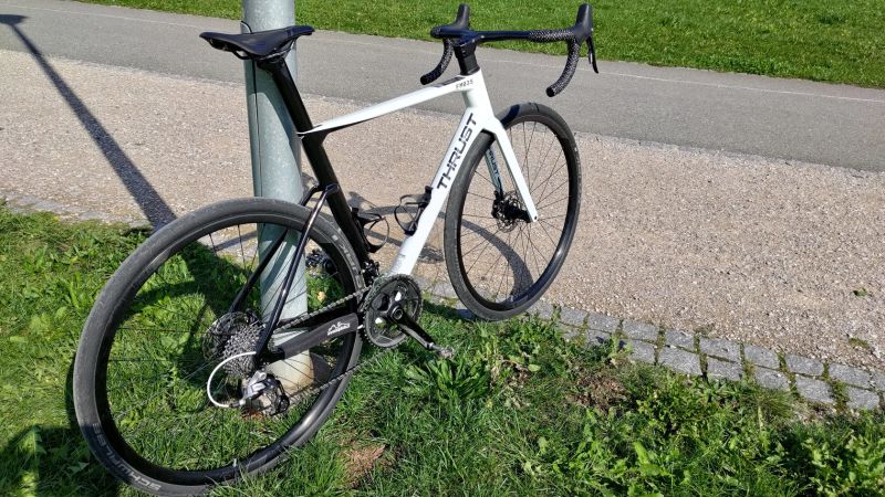 Prodám stavěné kolo Thrust FM035