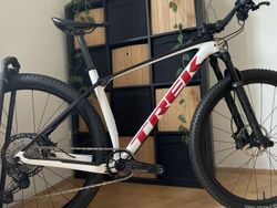 Trek Procaliber 9.8 / Crystal White / vel.L / XT 1x12 / 10kg