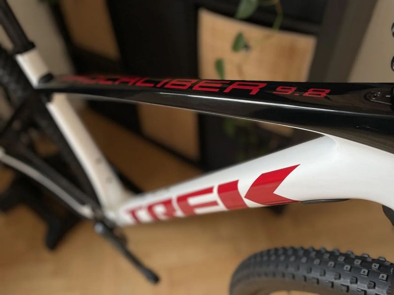 Trek Procaliber 9.8 / Crystal White / vel.L / XT 1x12 / 10kg