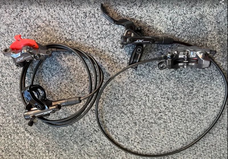 Brzdy Shimano XT BR-M8220 - set - přední a zadní, destičky Galfer fialové