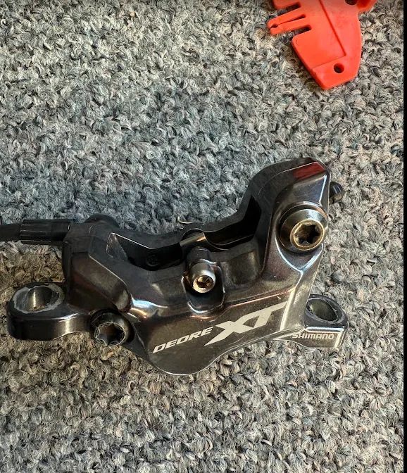 Brzdy Shimano XT BR-M8220 - set - přední a zadní, destičky Galfer fialové
