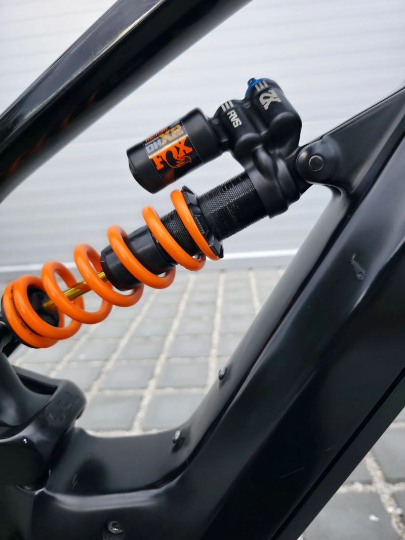Elektrokolo YT Industries Decoy CF Pro Carbon 29″ velikost XL (L)