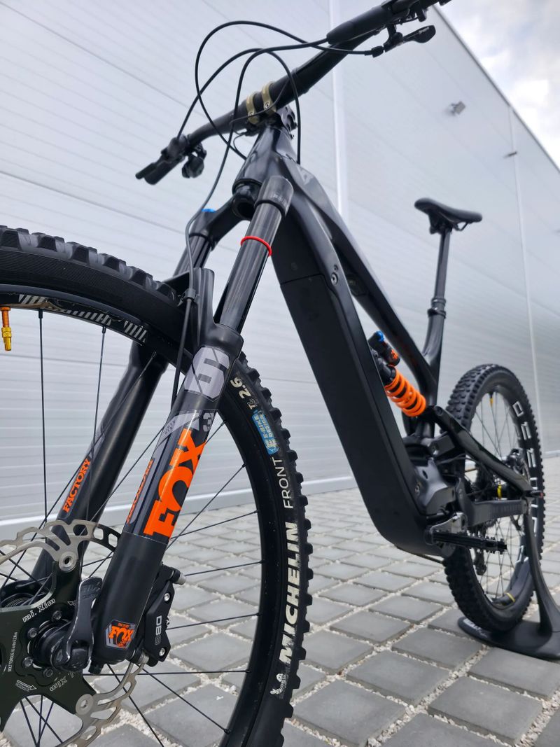 Elektrokolo YT Industries Decoy CF Pro Carbon 29″ velikost XL (L)
