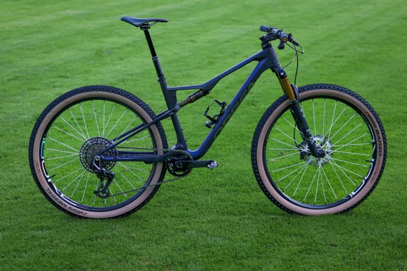 Orbea Oiz na XX1 transmission + výplety s Berdy (provázkové špice) vel. L