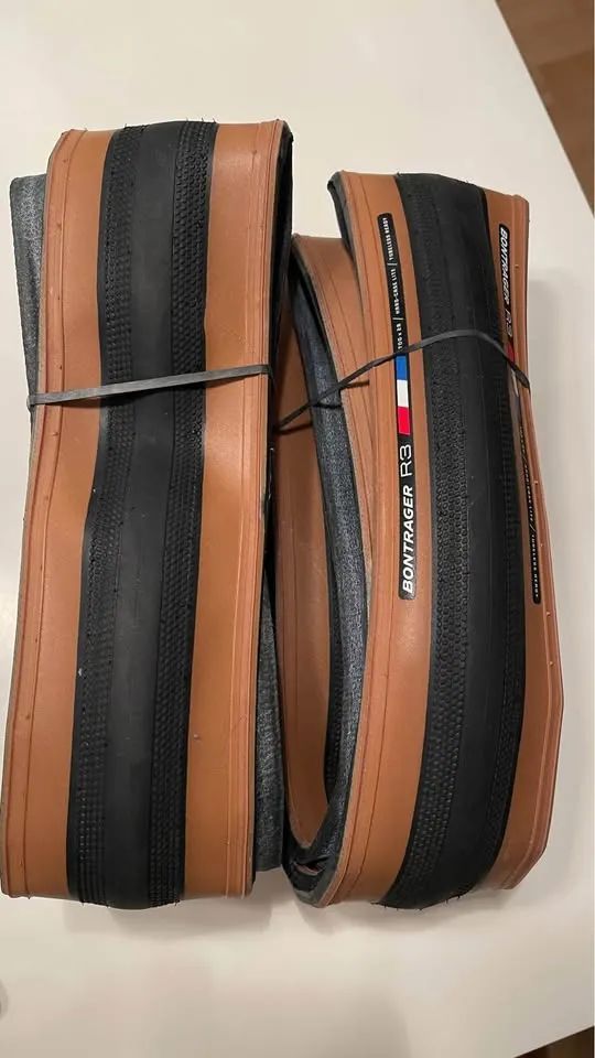Pláště Bontrager R3 Hard-Case Lite TLR 700C x 28mm, 2ks