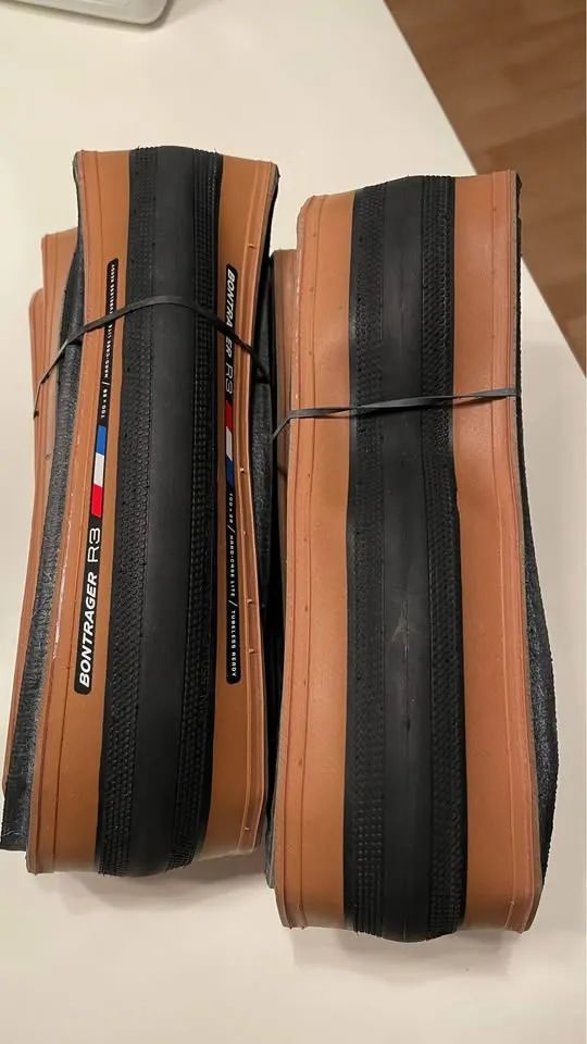 Pláště Bontrager R3 Hard-Case Lite TLR 700C x 28mm, 2ks